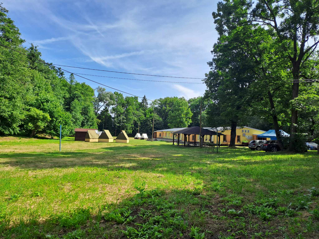 Pstruží - celá základna II., červenec 2023.jpg