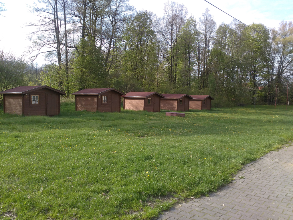 prostranství mezi budovou a chatkami.jpg