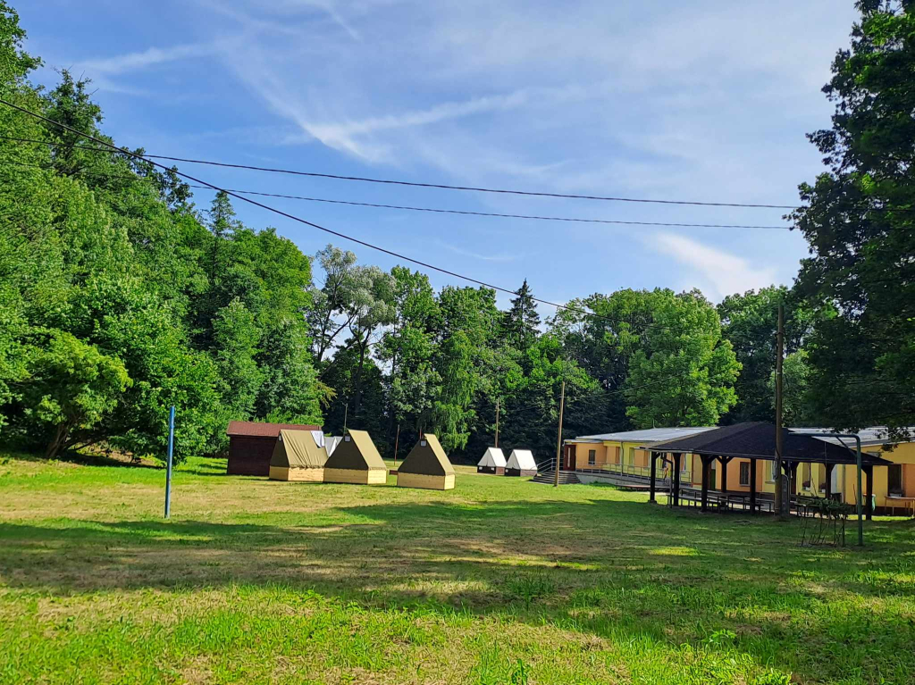 Pstruží - celá základna, červenec 2023.jpg