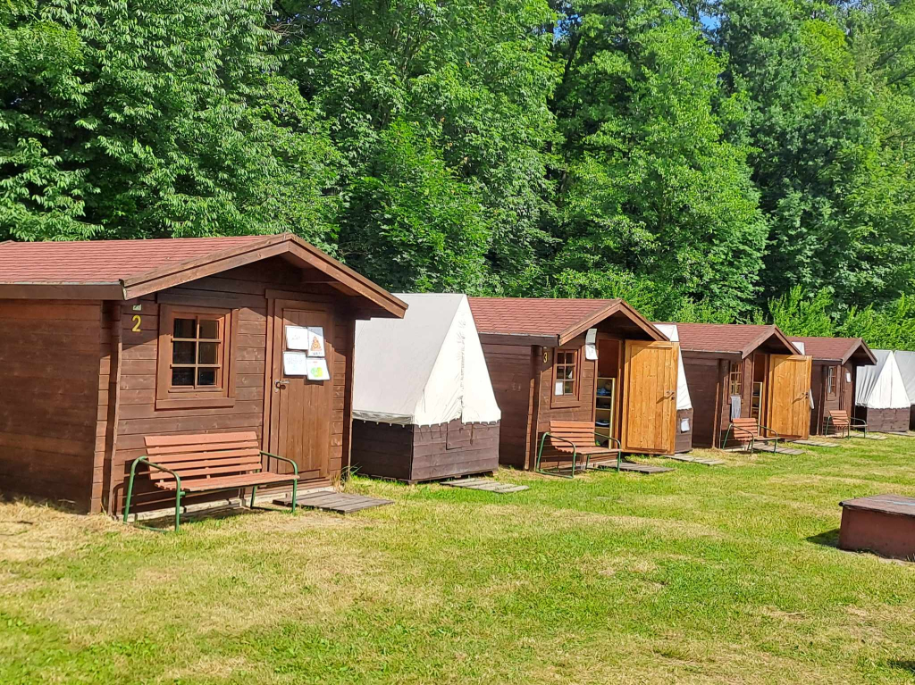 Pstruží - stany, chatky IV., červenec 2023.jpg